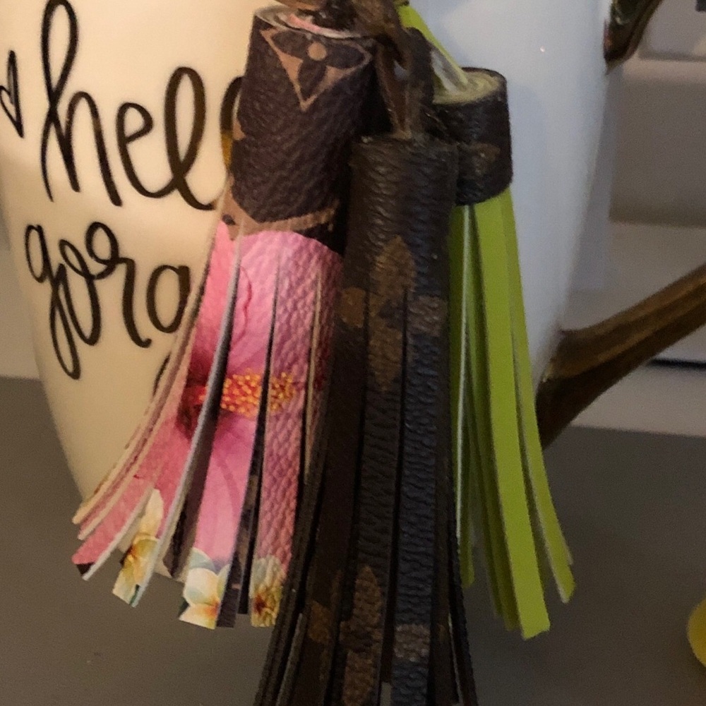 Handmade Spring Tassel Key Holder - Picture 3 of 3